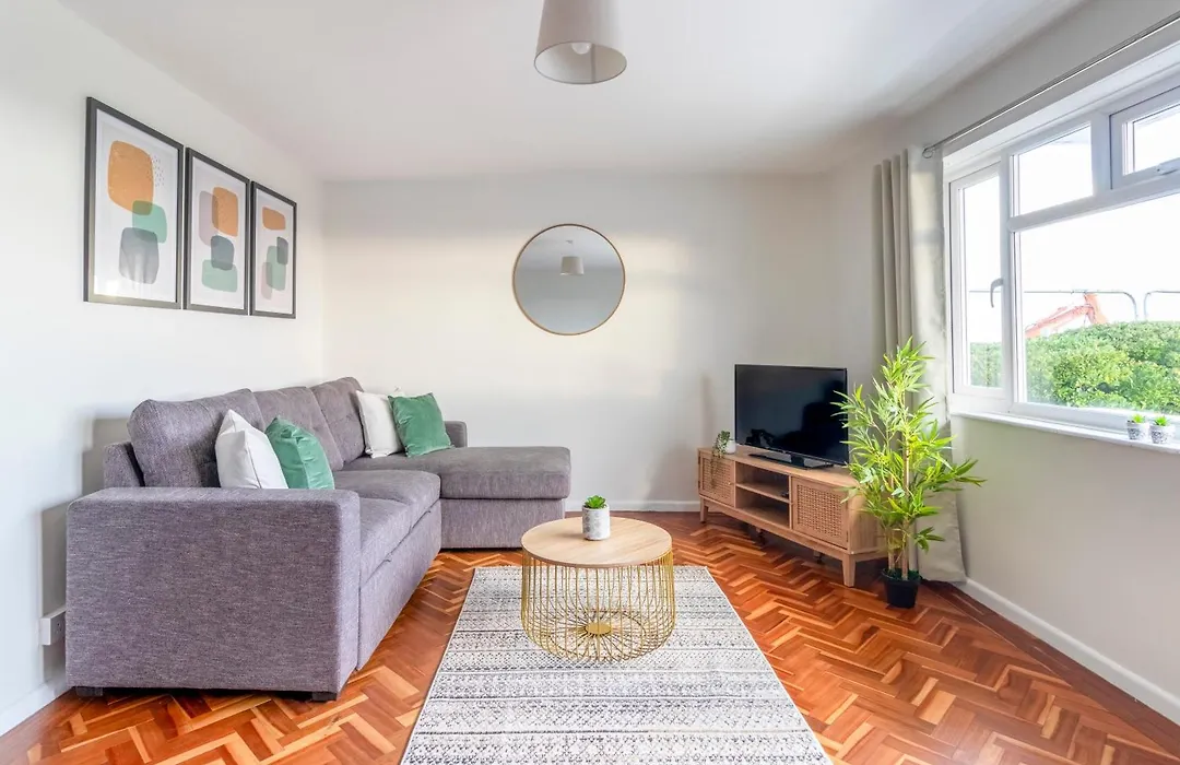 Spacious Sea View 2 Bedroom Sleeps 6-Free Parking-1