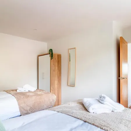 Spacious Sea View 2 Bedroom Sleeps 6-Free Parking-2