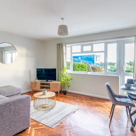 Spacious Sea View 2 Bedroom Sleeps 6-Free Parking-3